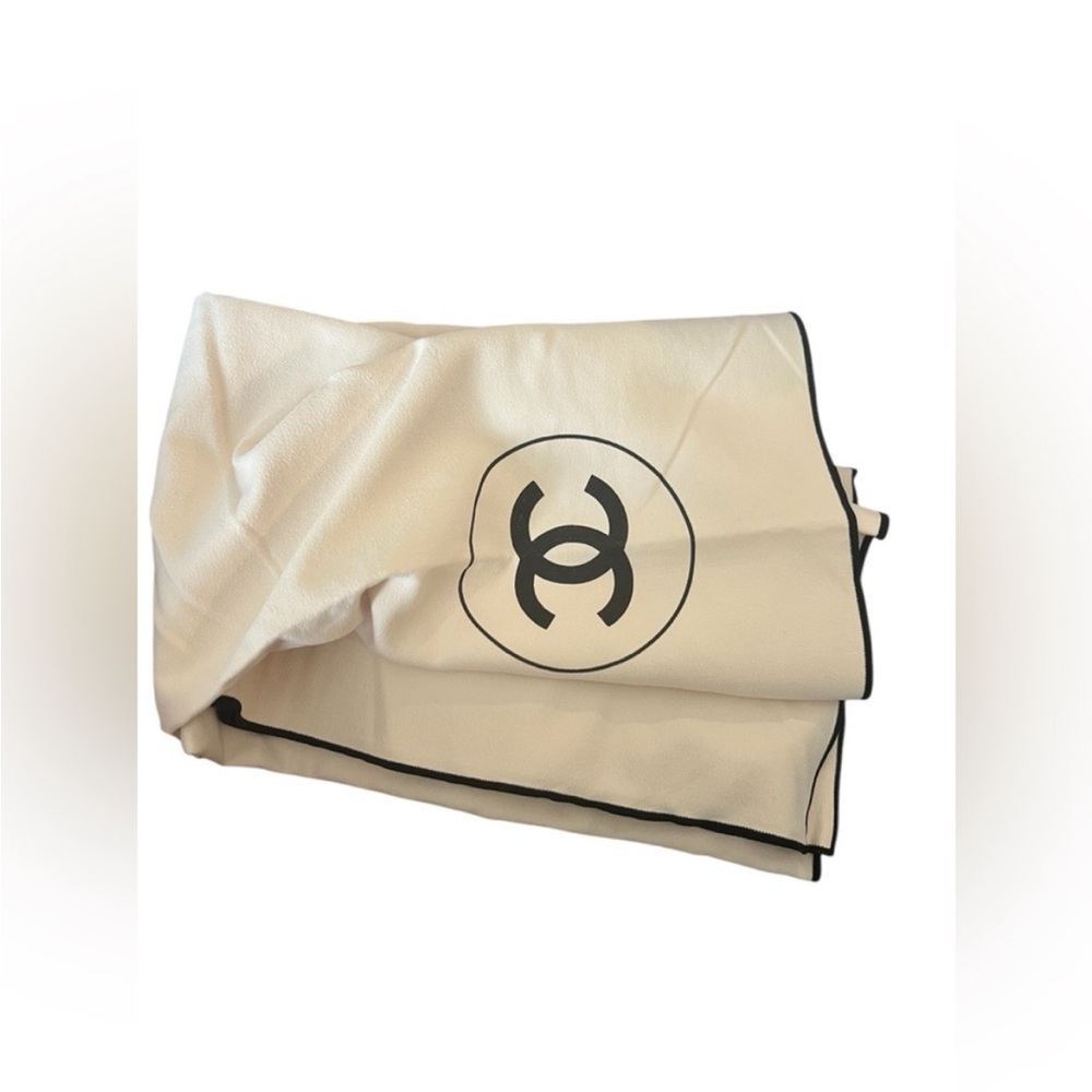 NEW-Chanel Beauté Ivory Throw with Black Emblem - Picture 7 of 13